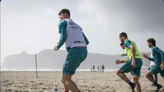 Cagliari, allenamento speciale in spiaggia: Nicola porta tutti correre sulla sabbia