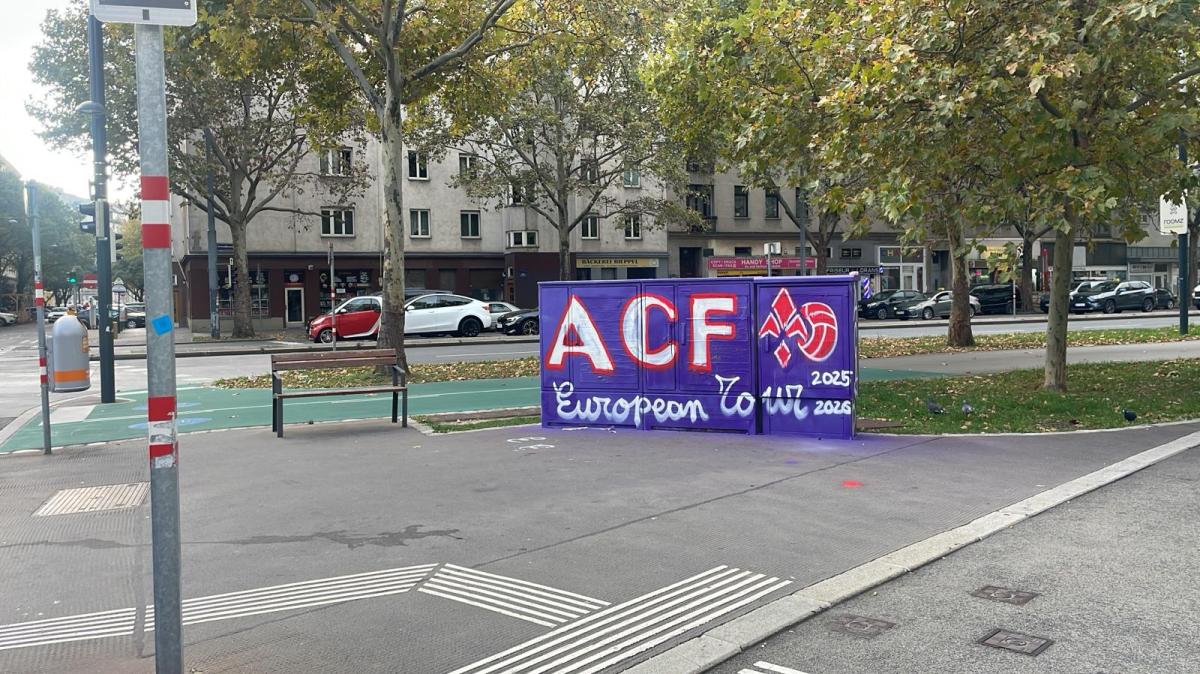 Tracce di viola a Vienna: appare la scritta "ACF European Tour"