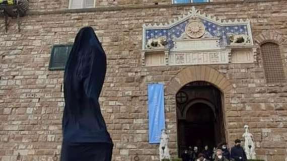 FOTO FV, Il David in Piazza Signoria vestito a lutto