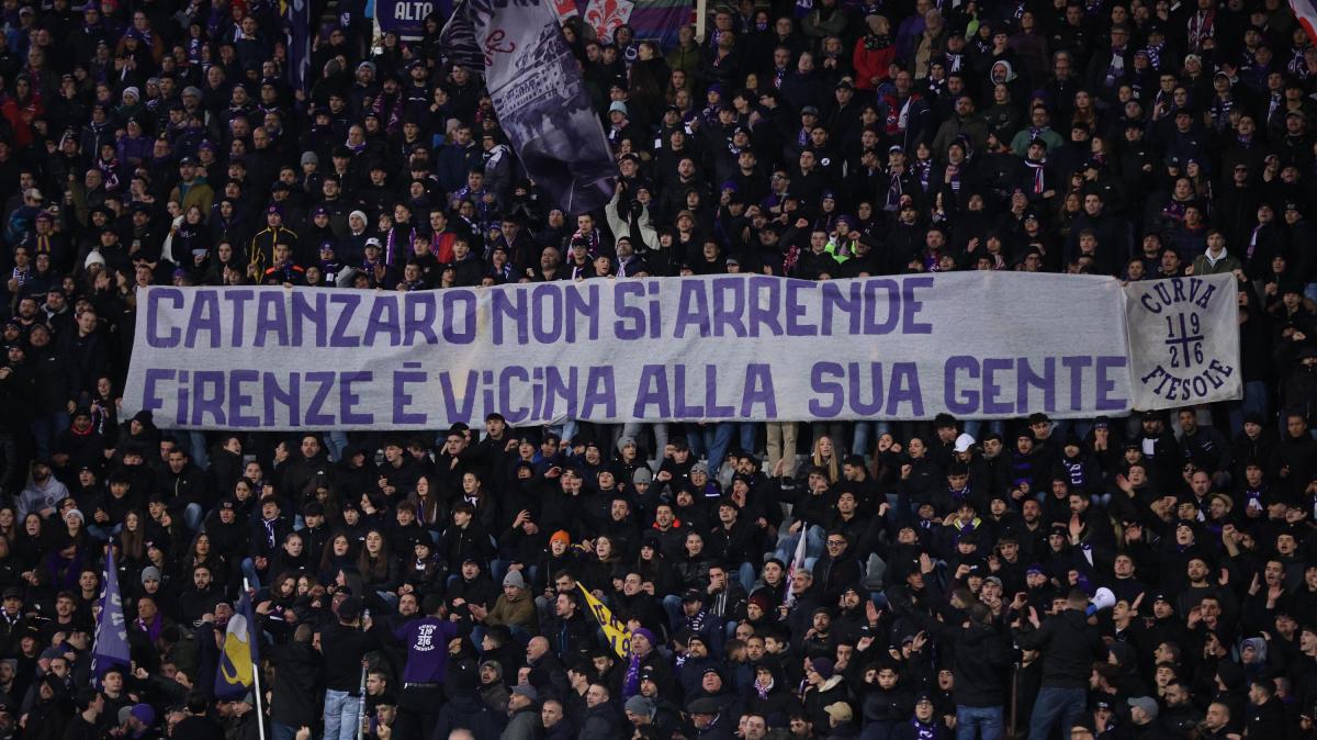 Fiorentina-Cagliari 0-0, striscione della Fiesole per la popolazione di Catanzaro