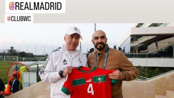 FOTO, Ancelotti posa con la maglia di Amrabat