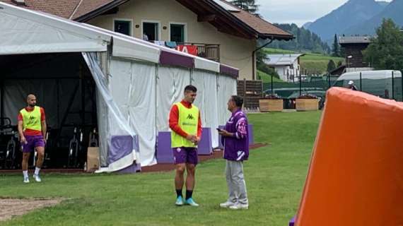 FOTO FV, Il dg Joe Barone scherza con Luka Jovic 