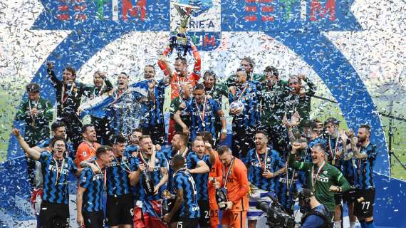 FOTO, L'Inter alza la Coppa per lo Scudetto