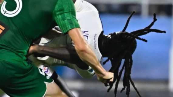 Kean evidenzia la trattenuta per i capelli subita a Presov. L'ex Juve "parla" sui social