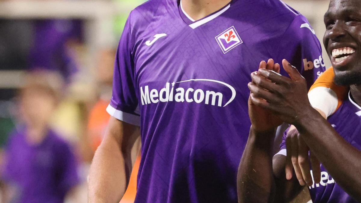 Fiorentina, spunta l’ipotesi della terza maglia: blu con dettagli bianchi e rossi