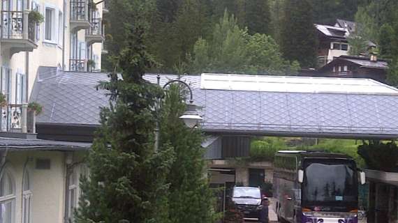 Il pullman della Fiorentina parcheggiato presso l&#039;Hotel Cristallo, sede degli alloggi viola