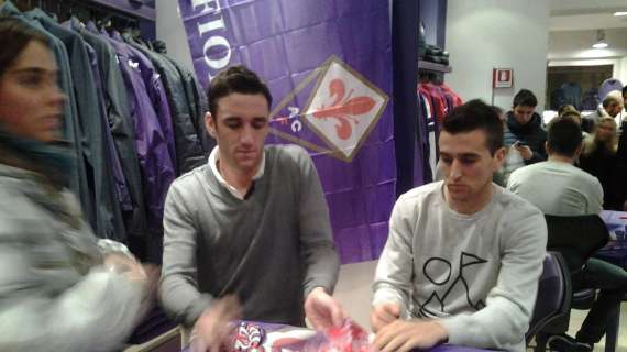 FOTO FV, Gonzalo e Vecino firmano autografi