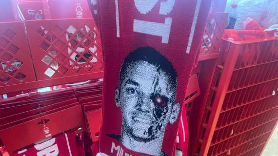Milenkovic ritratto nelle sciarpe del Nottinham: lo scatto dallo store ufficiale
