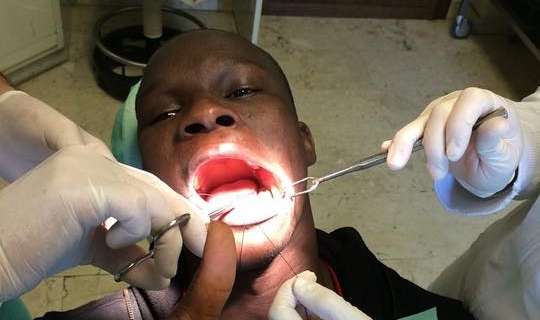 FOTO, Bel premio per Baba: un dente tolto