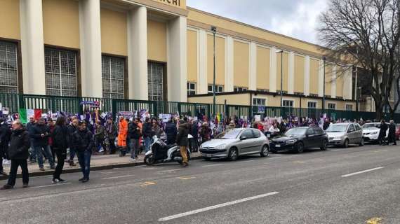 FOTO FV, Al Franchi i tifosi attendono feretro Astori