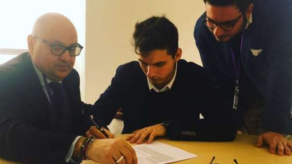 FOTO, Giuseppe Scalera firma con la Fiorentina