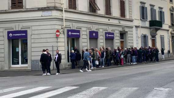 FOTO FV, Tanti tifosi in coda per il Pacchetto coppe