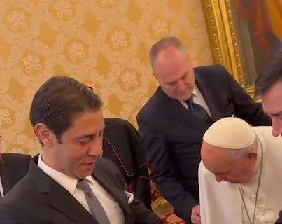 VIDEO, Rui Costa regala maglia Benfica a Papa Francesco