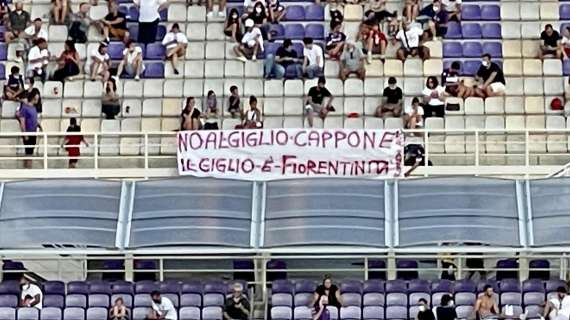 FOTO FV, Striscione al Franchi contro giglio cappone