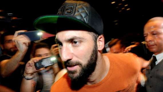 HIGUAIN, Arrivato a Milano: "Felice, domani firmo"