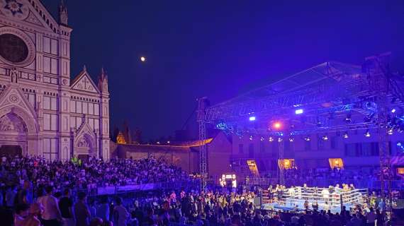 Fabio Turchi porta la boxe in Santa Croce e vince: le immagini della Leone Boxing Night-Inferno
