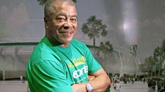Jairzinho, l'ex campione brasiliano insegna calcio nelle favelas