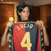 Genoa, consegnata una maglia al cantautore Lucio Corsi