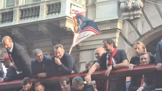 Genoa, la festa rossoblu col pullman scoperto sino a De Ferrari