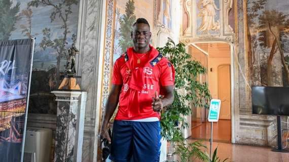 Genoa, ufficiale l'ingaggio dell'attaccante Mario Balotelli