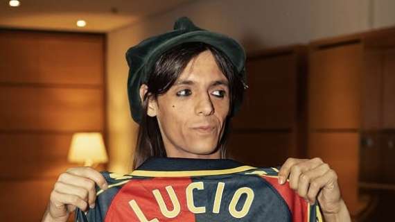 Genoa, consegnata una maglia al cantautore Lucio Corsi