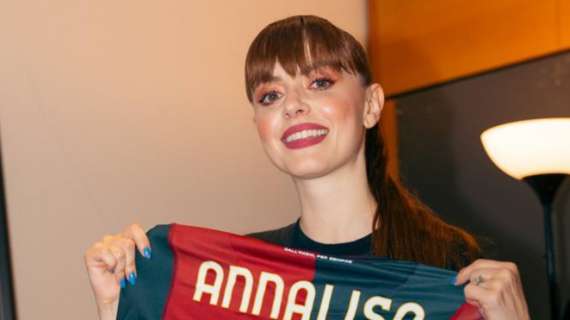 Genoa, ad Annalisa una maglia personalizzata rossoblu