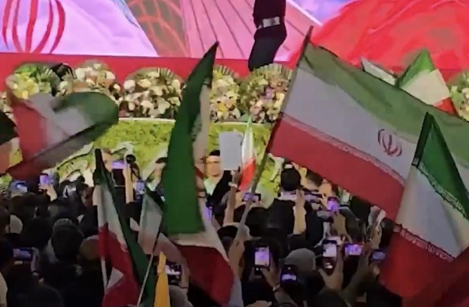 "Per il sangue dei martiri, cantate l'inno con fermezza e senza esitazione": l'Iran in partenza per preparare i Mondiali