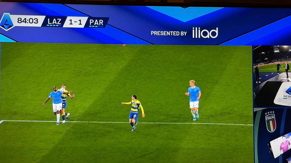 Tavares, mani in area ma punizione Lazio: cosa è successo all'Olimpico