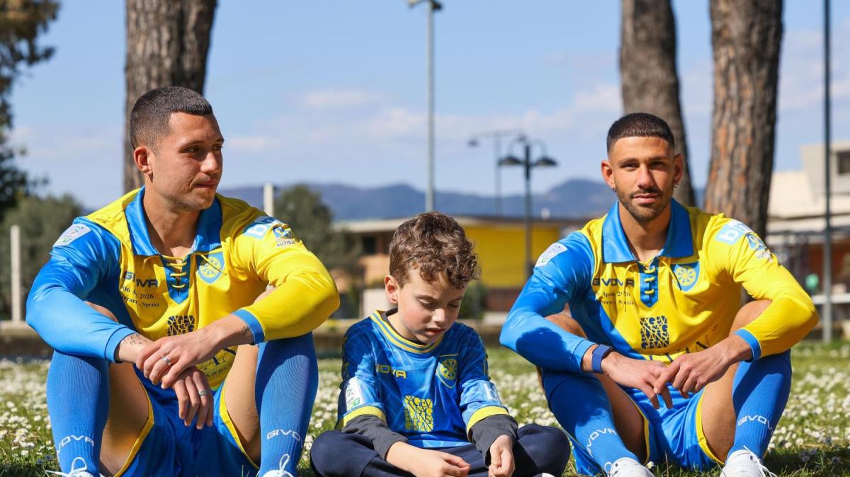 Carrarese, contro lo Spezia una maglia speciale per l'autismo