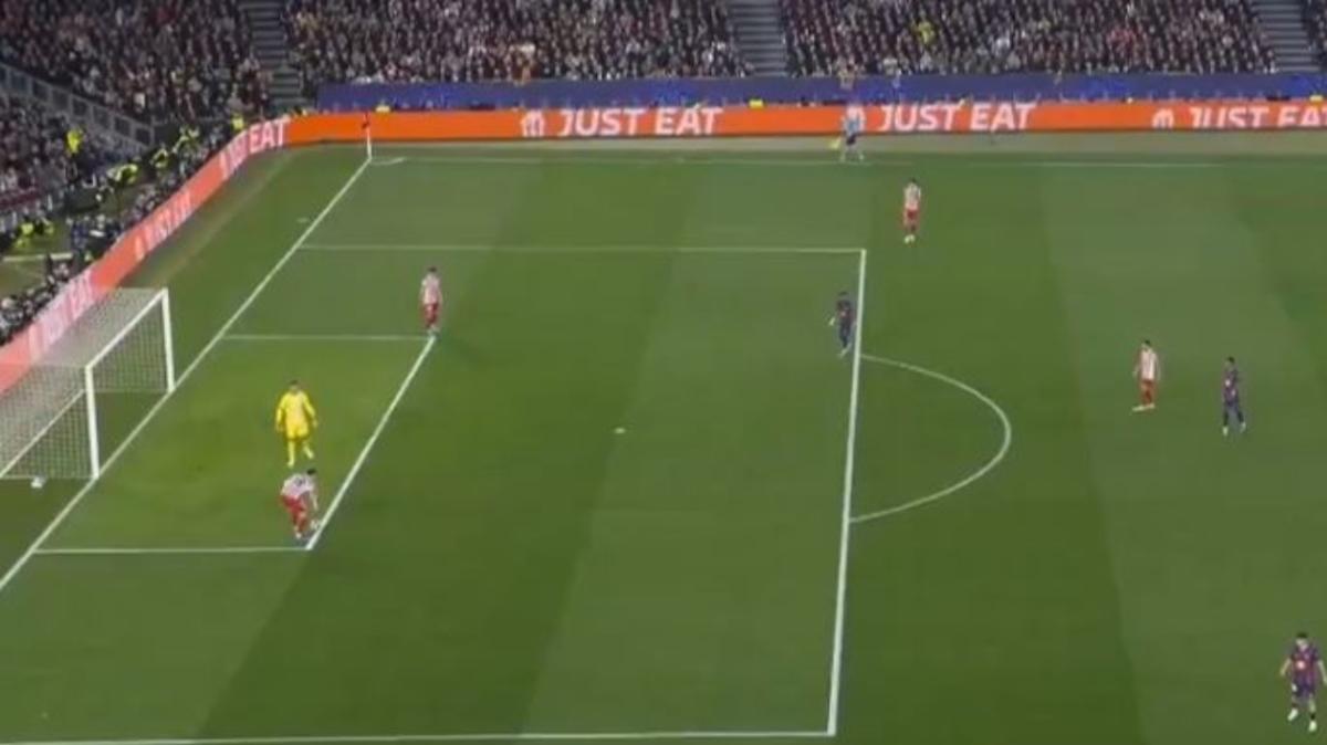 Musso passa il pallone a Pubill che la prende con le mani: le proteste del Barcellona