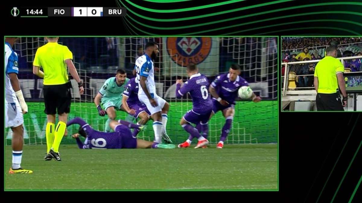 Fiorentina-Brugge, l'analisi del rigore per mani di Biraghi