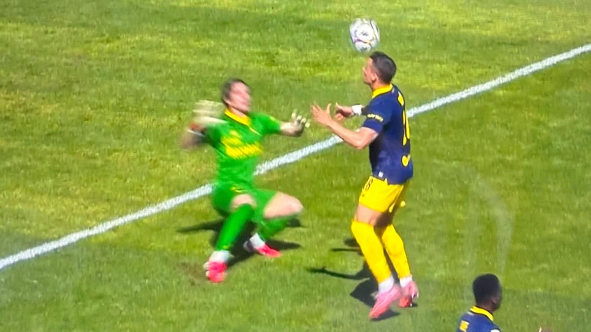 Modena, autogol clamoroso di Adorni: il Bari raddoppia