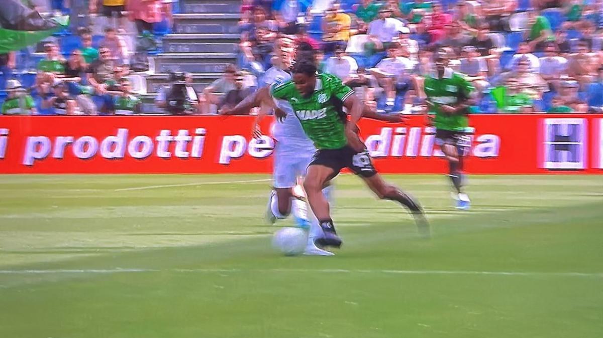 Milan in svantaggio e in 10 uomini contro il Sassuolo: espulso Tomori al 24'