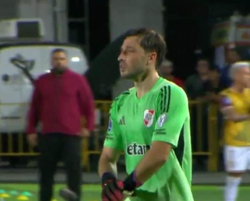 L'ex Roma Viña in porta nei minuti finali di Carabobo-River Plate: cosa è successo