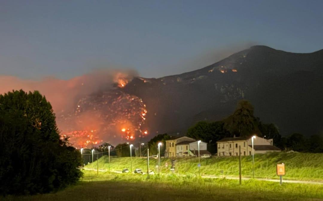 Pisa, incendio sul Monte Faeta: 3500 sfollati nella zona dello stadio