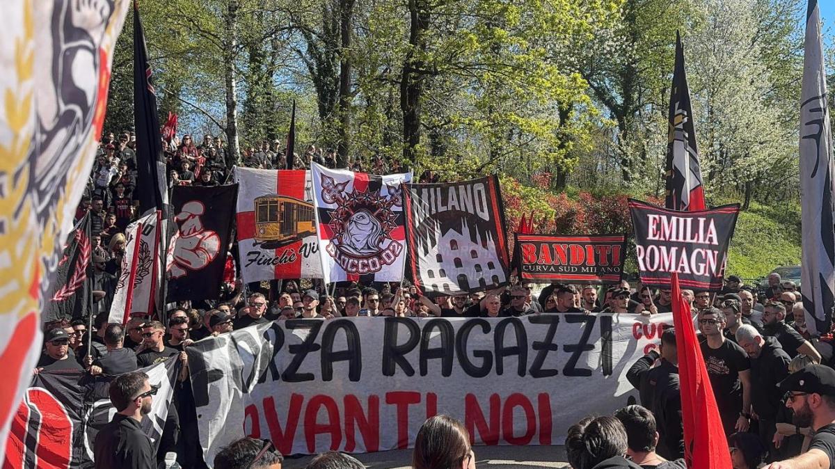 Milan, 5000 tifosi hanno incontrato la squadra davanti a Milanello