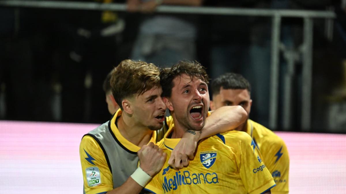 Rigore per il Frosinone dopo OFR: Calò segna l'1-0
