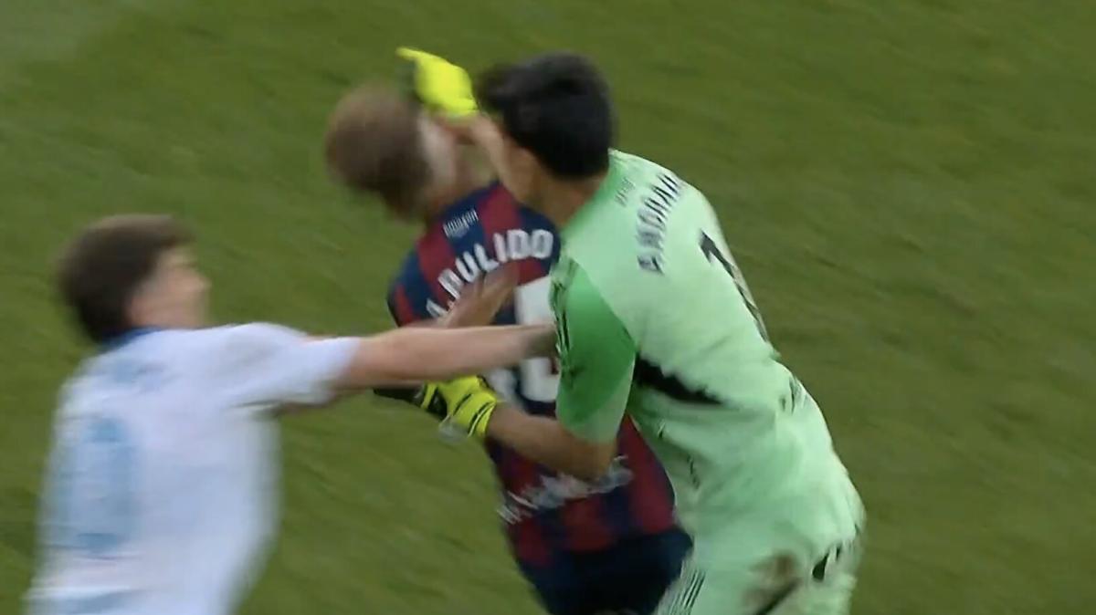 Follia nel derby tra Huesca e Real Saragozza, mano pesantissima della RFEF: 13 giornate di squalifica per Andrada