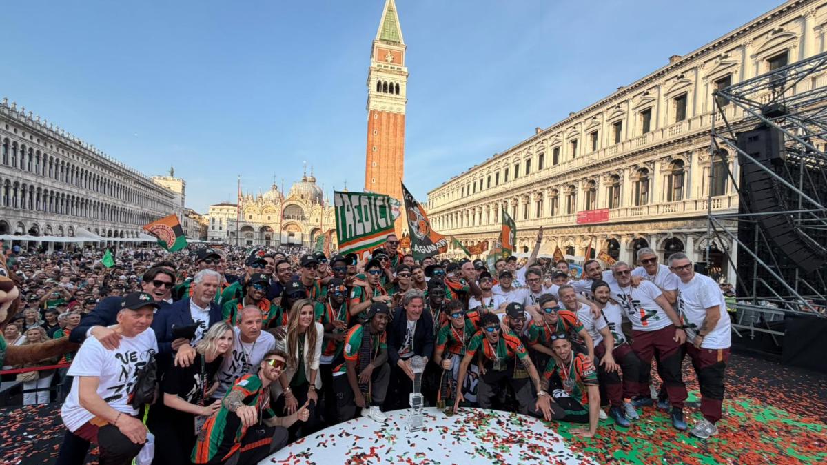 Venezia, dal ponte di Rialto a Piazza San Marco: le immagini della festa
