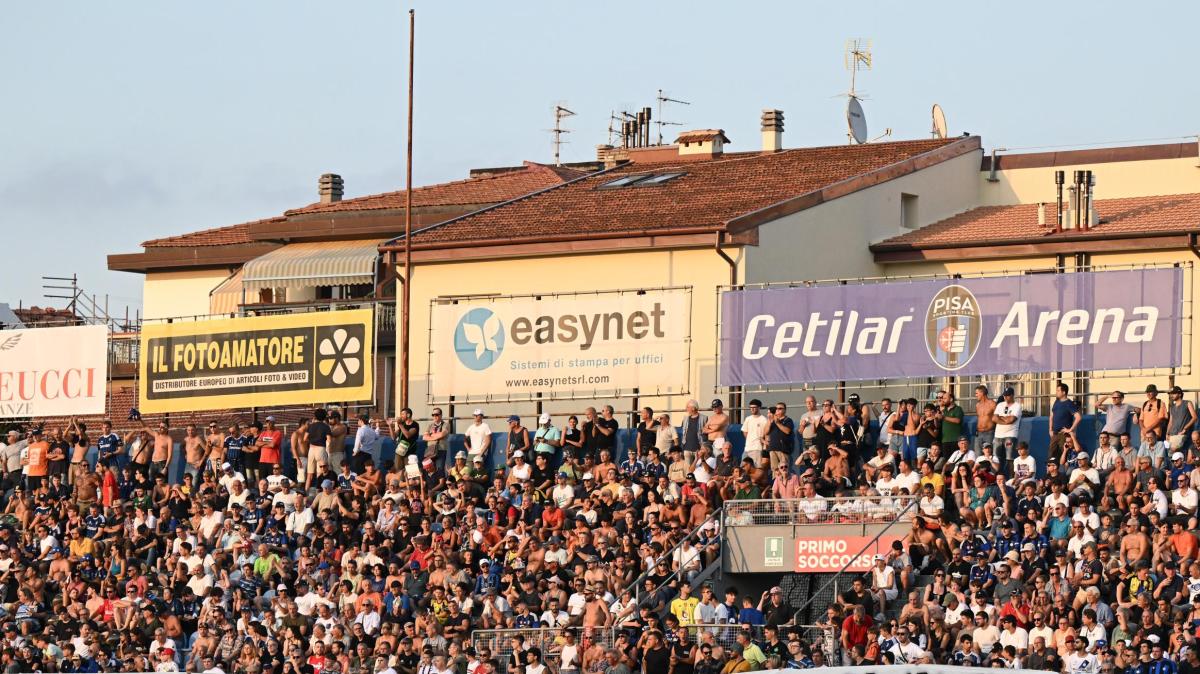 Pisa, la contestazione del pubblico: "Ci avete deluso". Fischi per Hiljemark