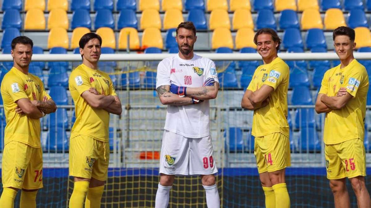 Carrarese, contro il Palermo in campo con una maglia contro la violenza sulle donne