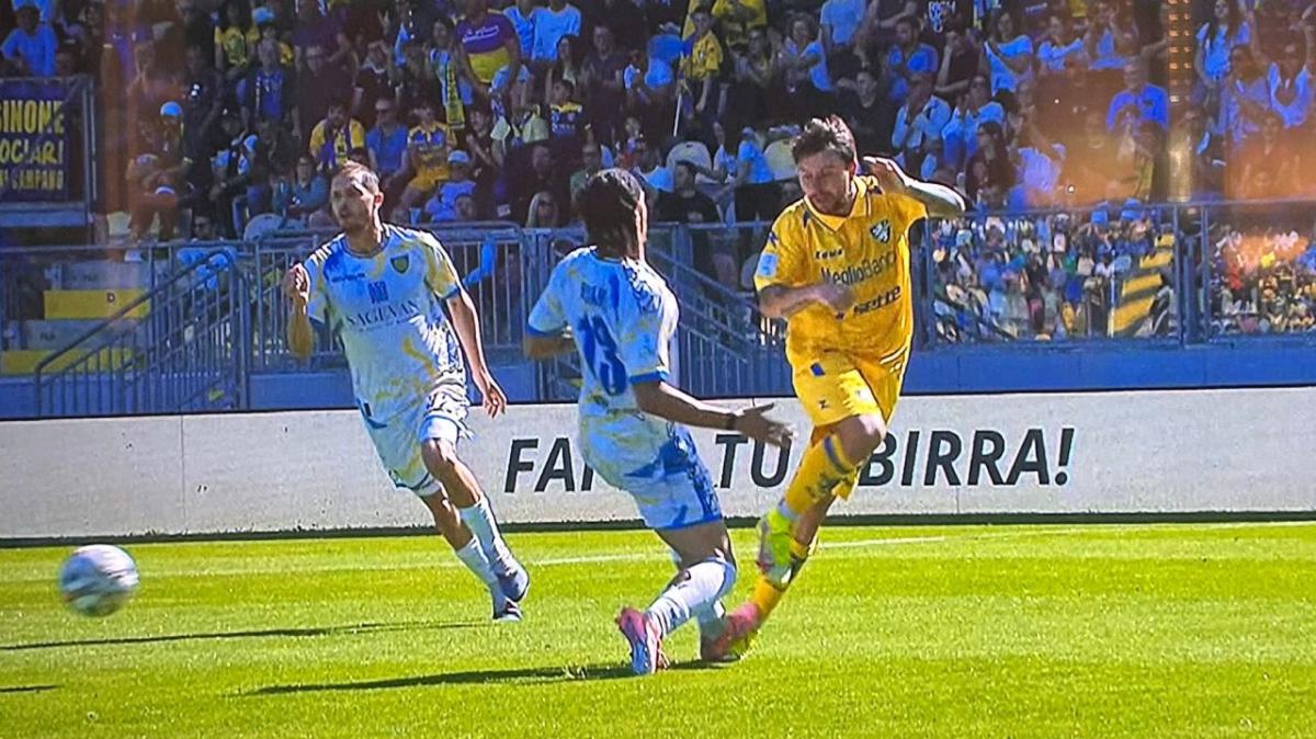 Frosinone-Carrarese, OFR per possibile cartellino rosso a Bouah: resta il giallo