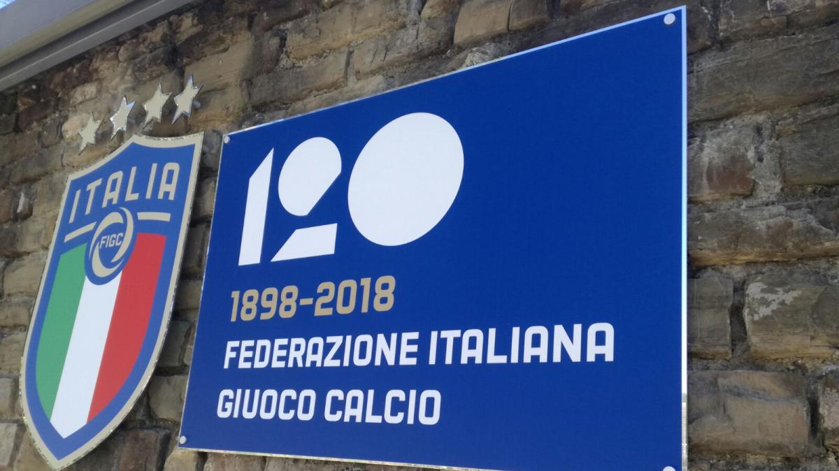 Caos FIGC: lancio di uova verso la sede e striscioni contro Gravina