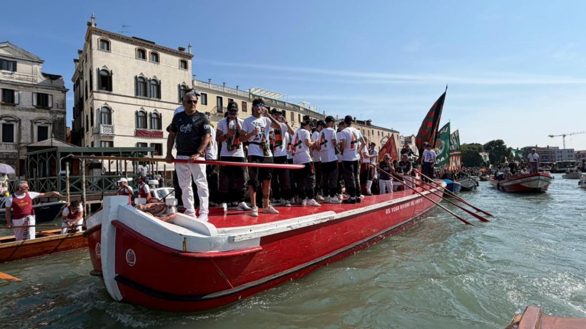 Venezia, dal Canal Grande al ponte di Rialto: le immagini della festa