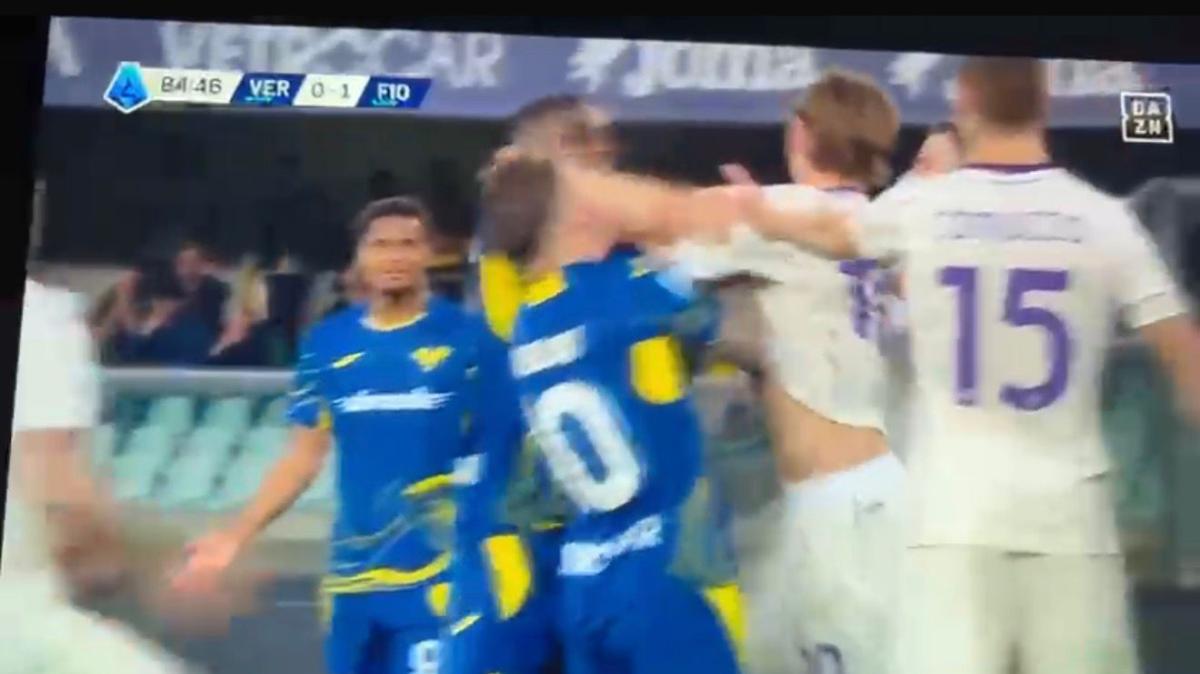 Hellas Verona-Fiorentina, due rossi in pochi secondi: che cos'è successo