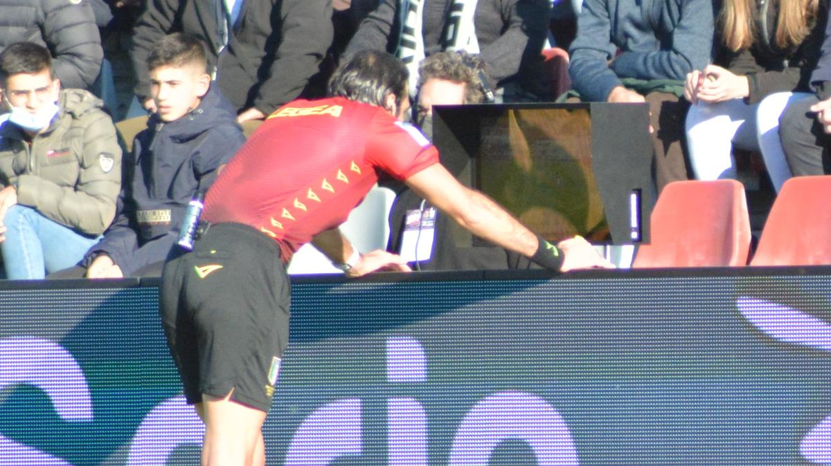 Serie B, Bari-Venezia iniziata con 10 minuti di riardo per un guasto al VAR