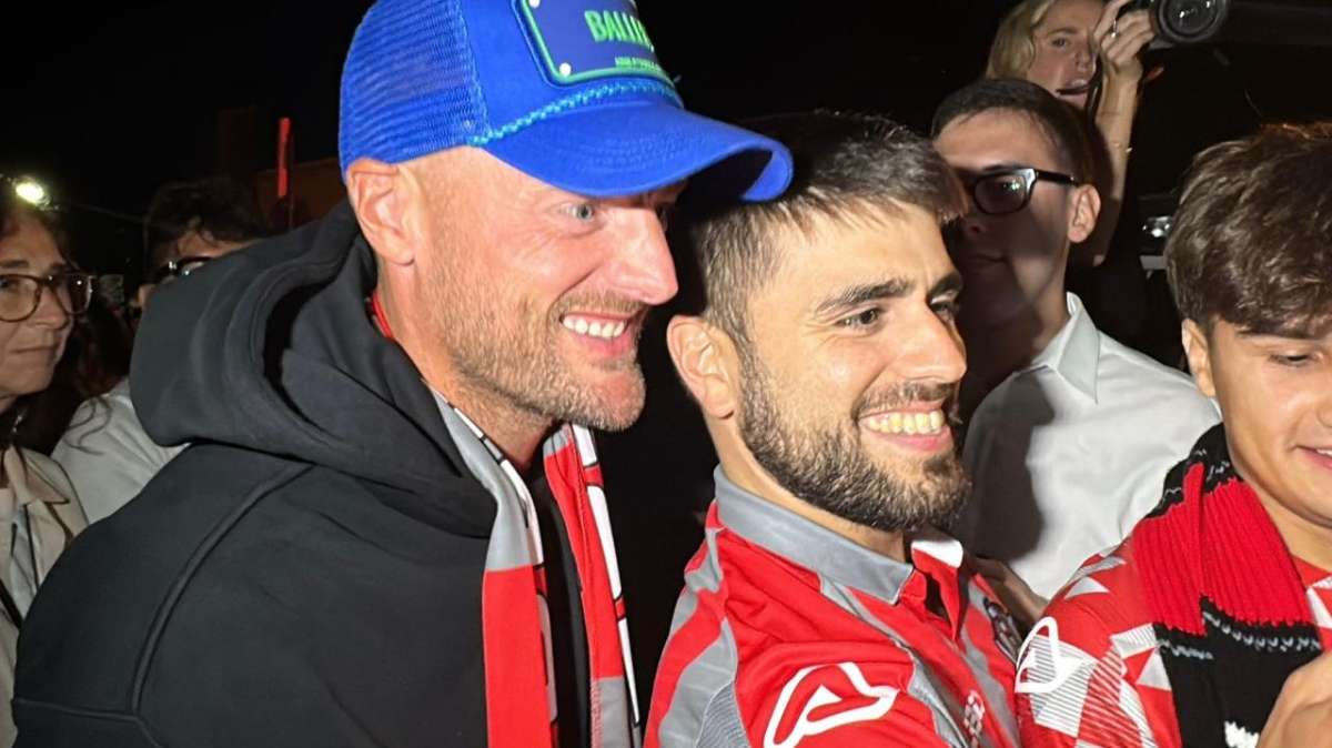 Cremonese, le immagini dell'arrivo di Vardy a Linate | VIDEO