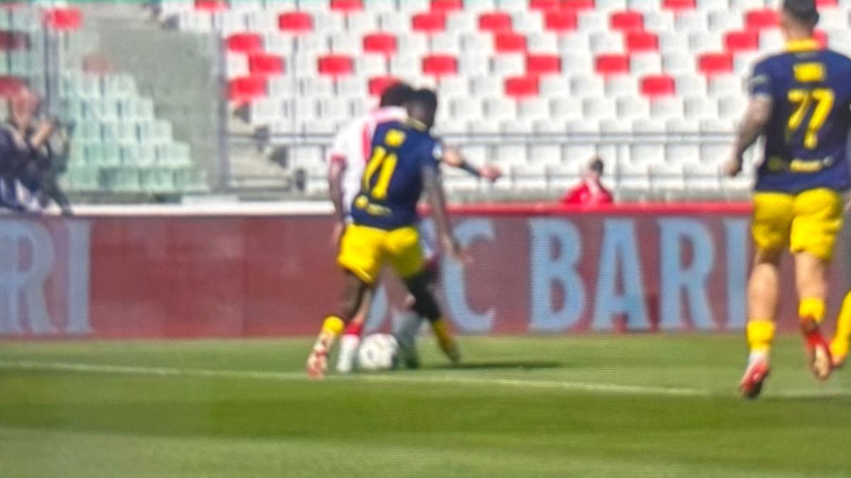 Bari-Modena, rigore per i padroni di casa dopo OFR: cos'è successo