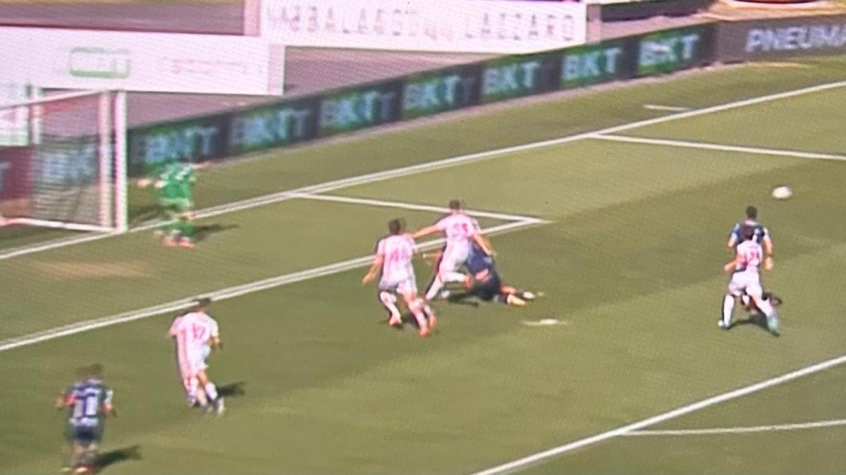 Padova-Pescara, rigore per i biancazzurri dopo OFR: Sorrentino lo para a Russo