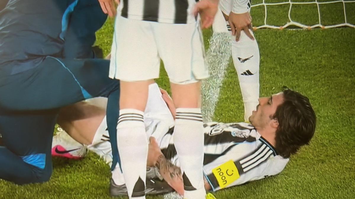 Newcastle, Tonali esce per infortunio al 55' del match contro il Barcellona